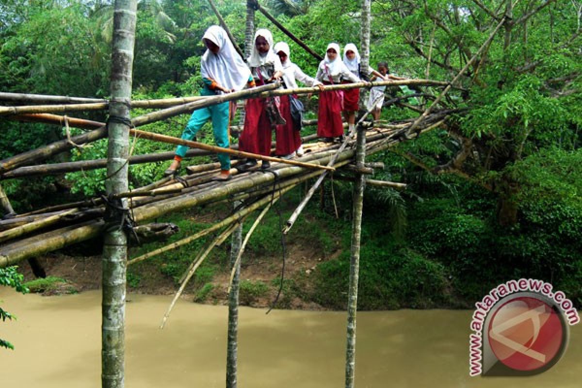 Jembatan Bambu Rusak Antara News