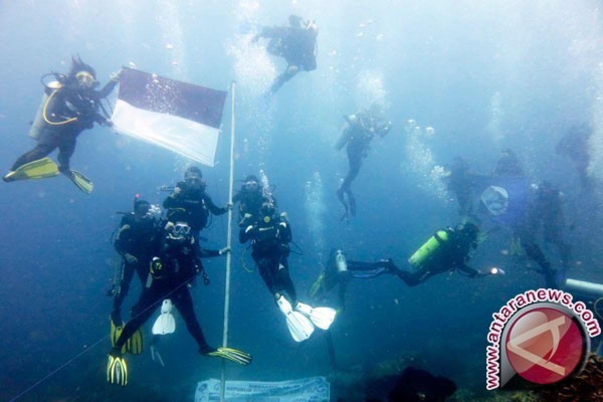 Marinir Brimob Kibarkan Merah Putih Di Dalam Laut Antara News Bangka