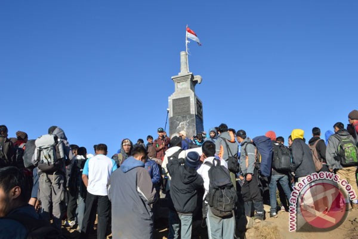 Pendaki Puncak Gunung Lawu ANTARA News