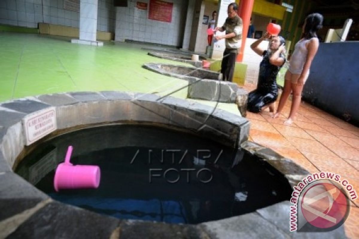 Tradisi Mandi Tujuh Sumur Saat Imlek Antara News Bali