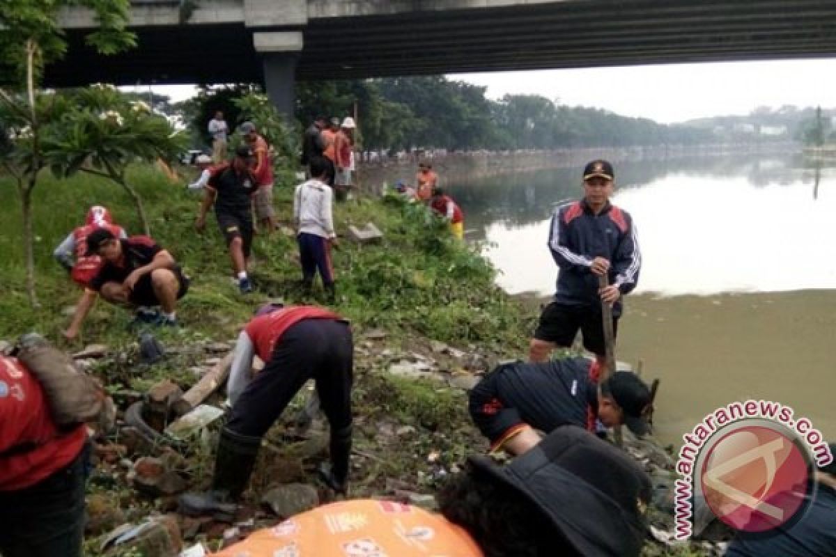 Prajurit Yonmarhanlan Lantamal V Bersih Bersih Kalimas Antara