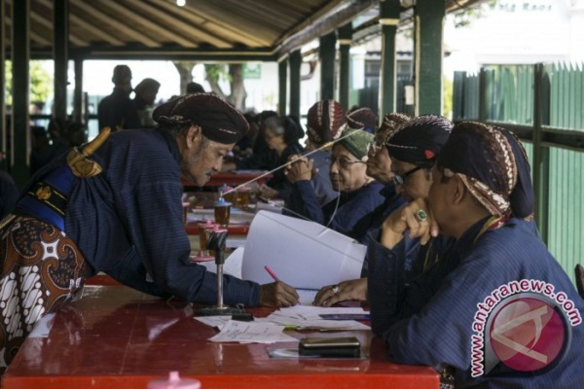 Abdi Dalem Keraton Terima Gaji Antara News Bali