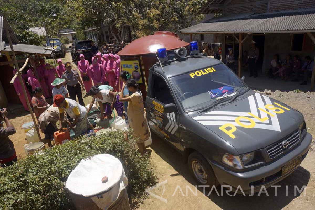 Kekeringan Polisi Trenggalek Bantu Suplai Air Bersih Warga Video