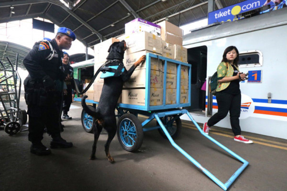 Pengamanan Stasiun Kereta Api ANTARA News