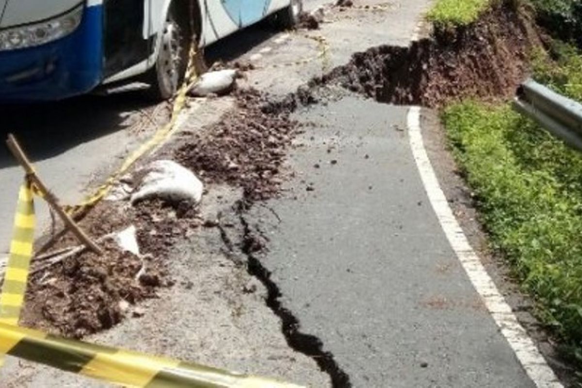 Hati Hati Ada Puluhan Titik Longsor Di Jalan Lingkar Danau Toba