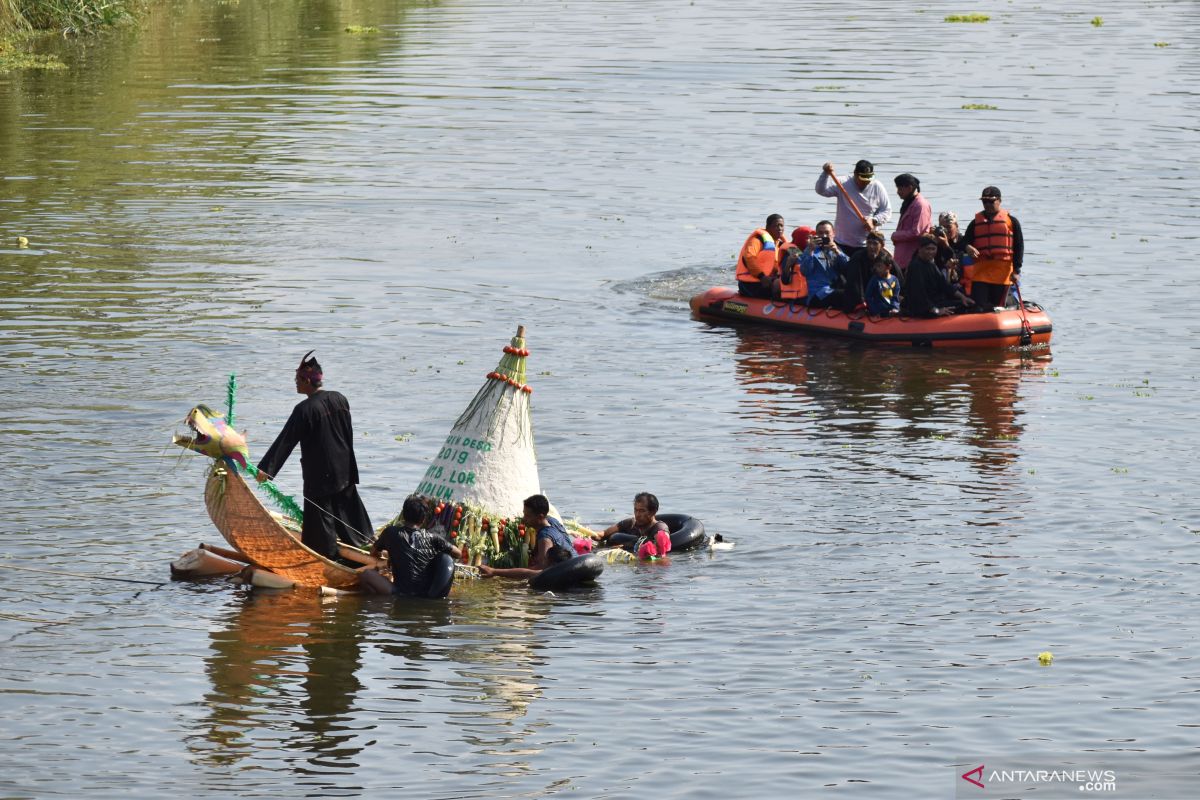 Larung Sesaji Sungai Madiun Antara News Jawa Timur