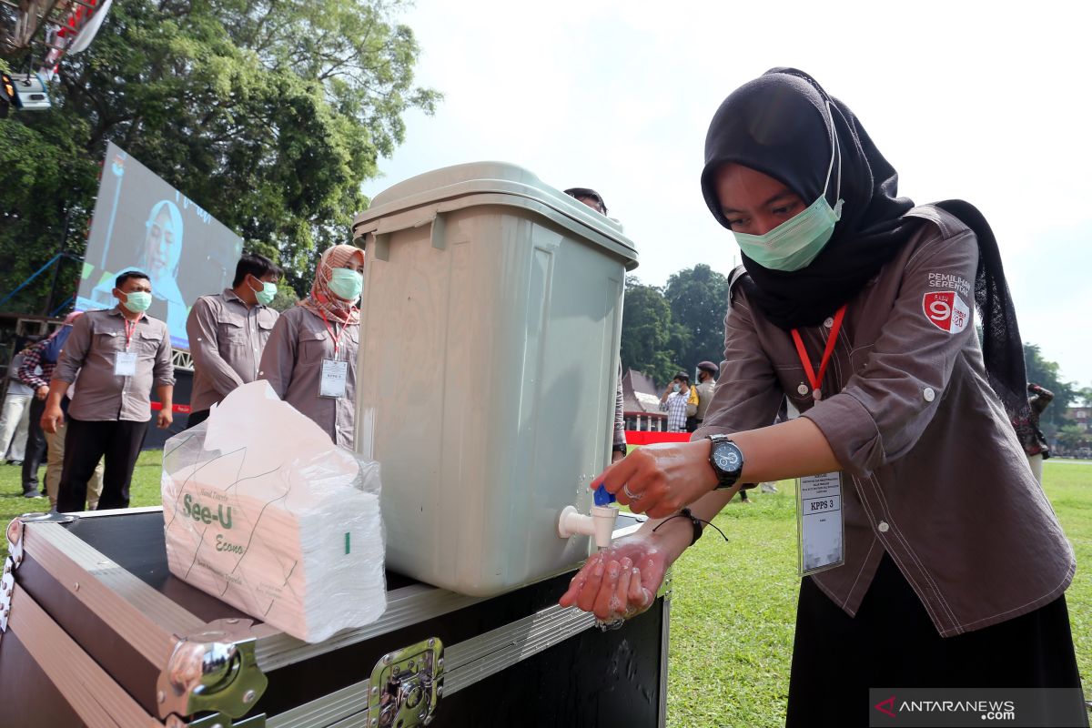 Simulasi Pemungutan Suara Pilkada Serentak ANTARA News