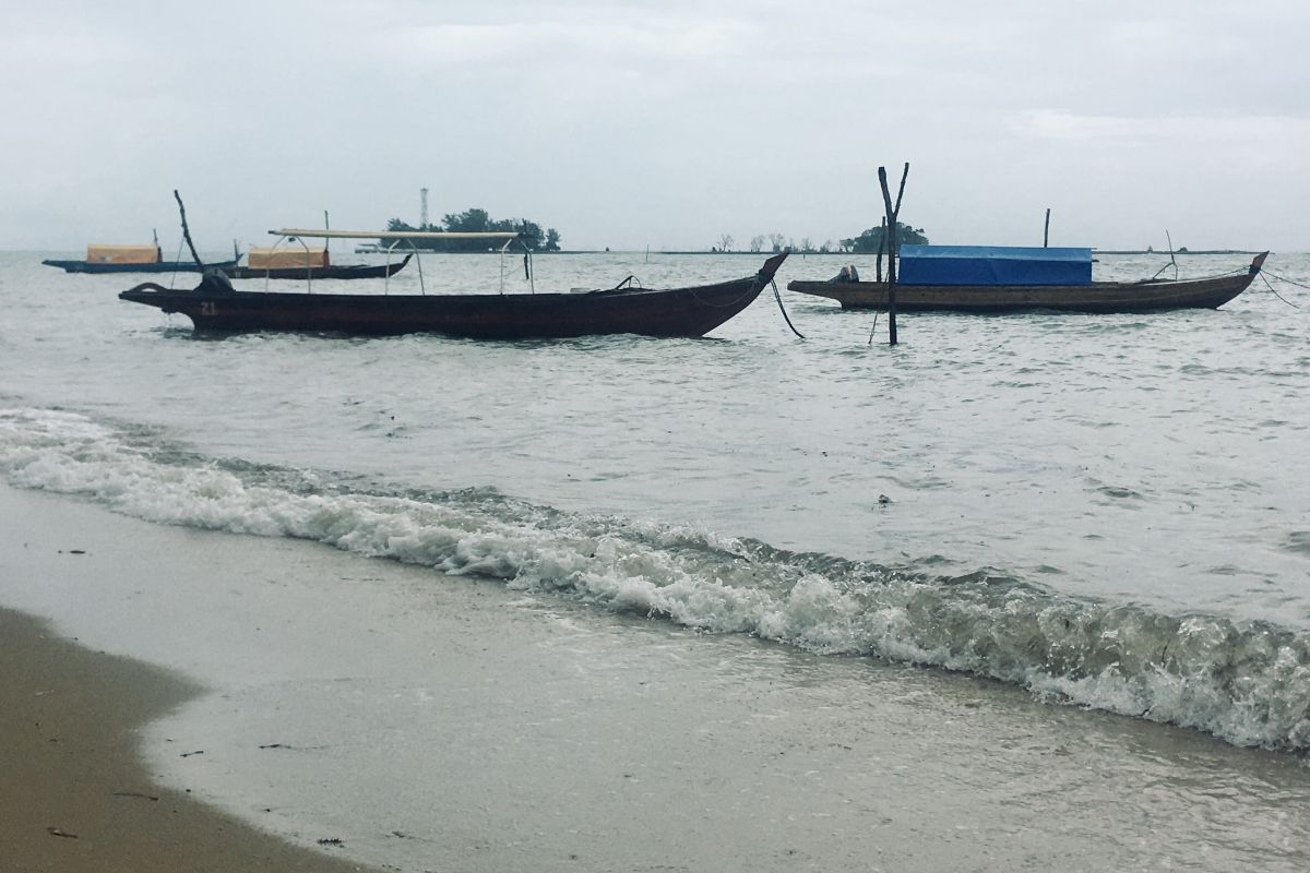 Kapal Nelayan Banyak Yang Tambat Dipantai Daripada Melaut Karena Cuaca