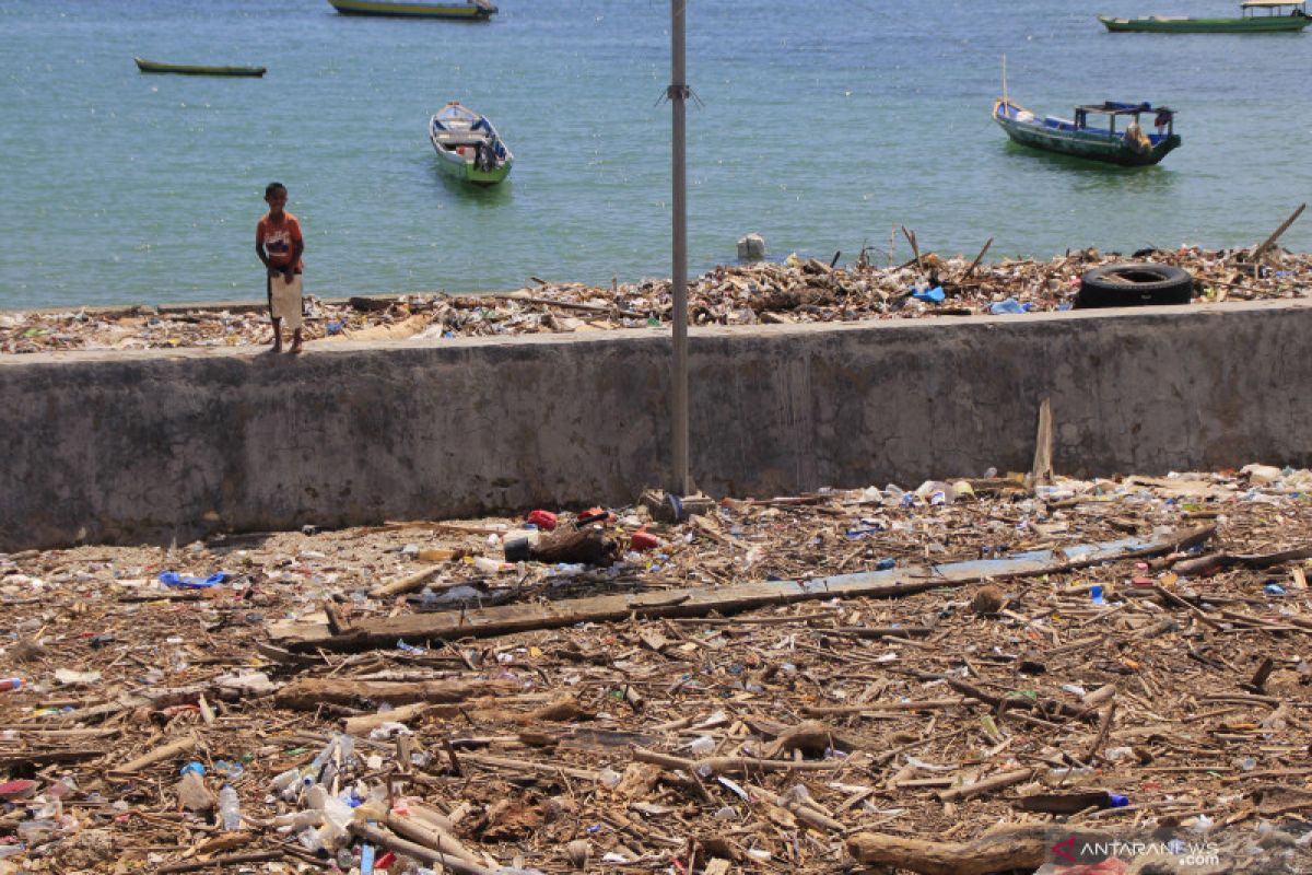 Sampah Di Pantai Kupang Akibat Siklon Tropis Seroja Antara News