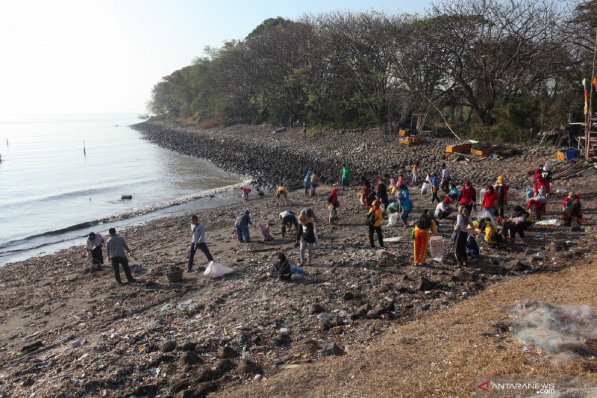 Aksi Pungut Sampah Di Pantai Antara News Jawa Timur