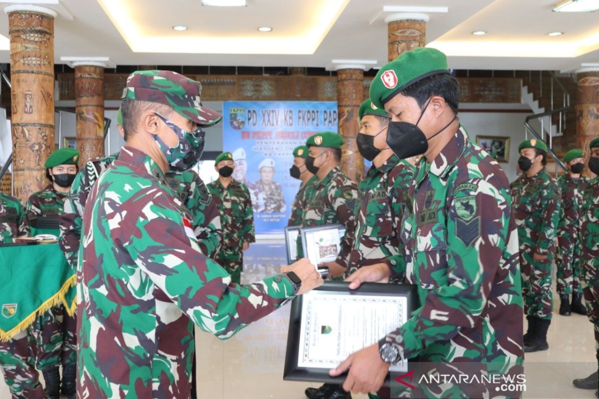 Pangdam Cenderawasih Memberi Penghargaan 10 Prajurit TNI Berprestasi