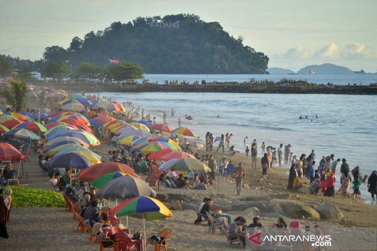 Pengunjung Pantai Padang Dibatasi Dan Wajib Vaksin Dua Kali Saat Malam