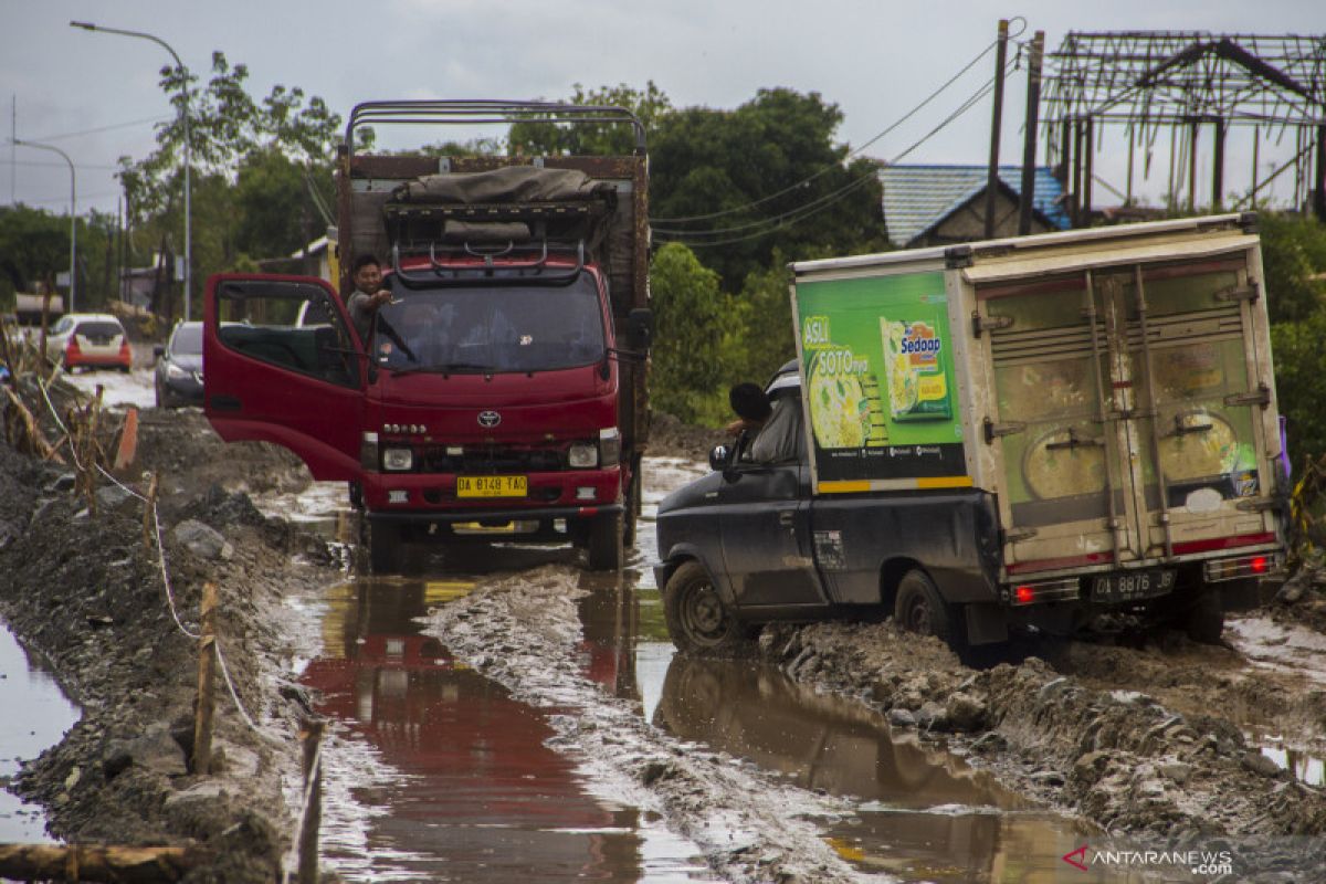 Mengintip Proyek Jalan Trans Kalimantan Yang Tak Kunjung Selesai