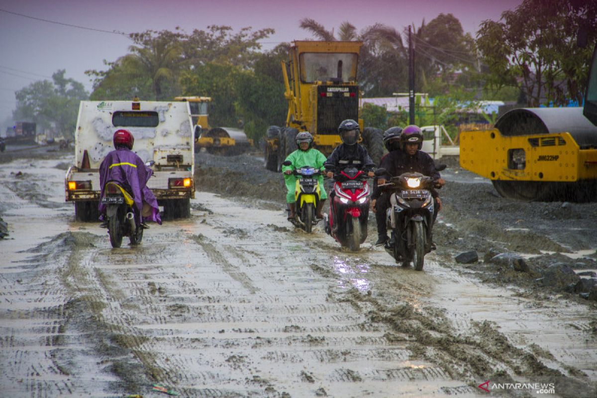 Mengintip Proyek Jalan Trans Kalimantan Yang Tak Kunjung Selesai