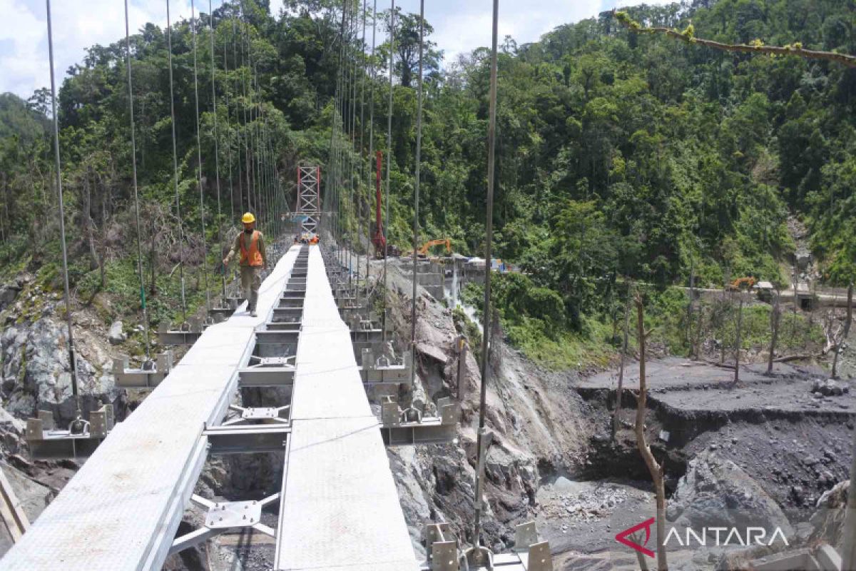 Pembangunan Jembatan Gantung Darurat Gladak Perak Di Lereng Gunung