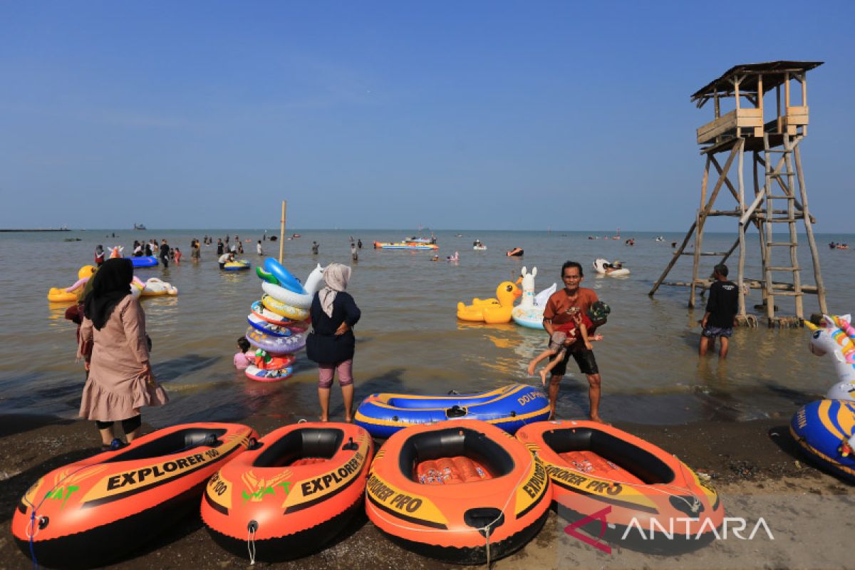 Hari Terakhir Libur Lebaran Di Pantai Utara Antara News Jawa Barat