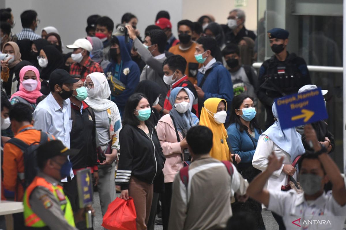 Kepadatan Penumpang Transit Di Stasiun Manggarai ANTARA News