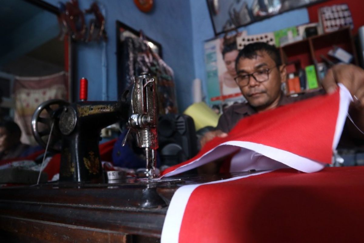 Penjahit Bendera Merah Putih Di Kota Medan Banjir Pesanan Antara News