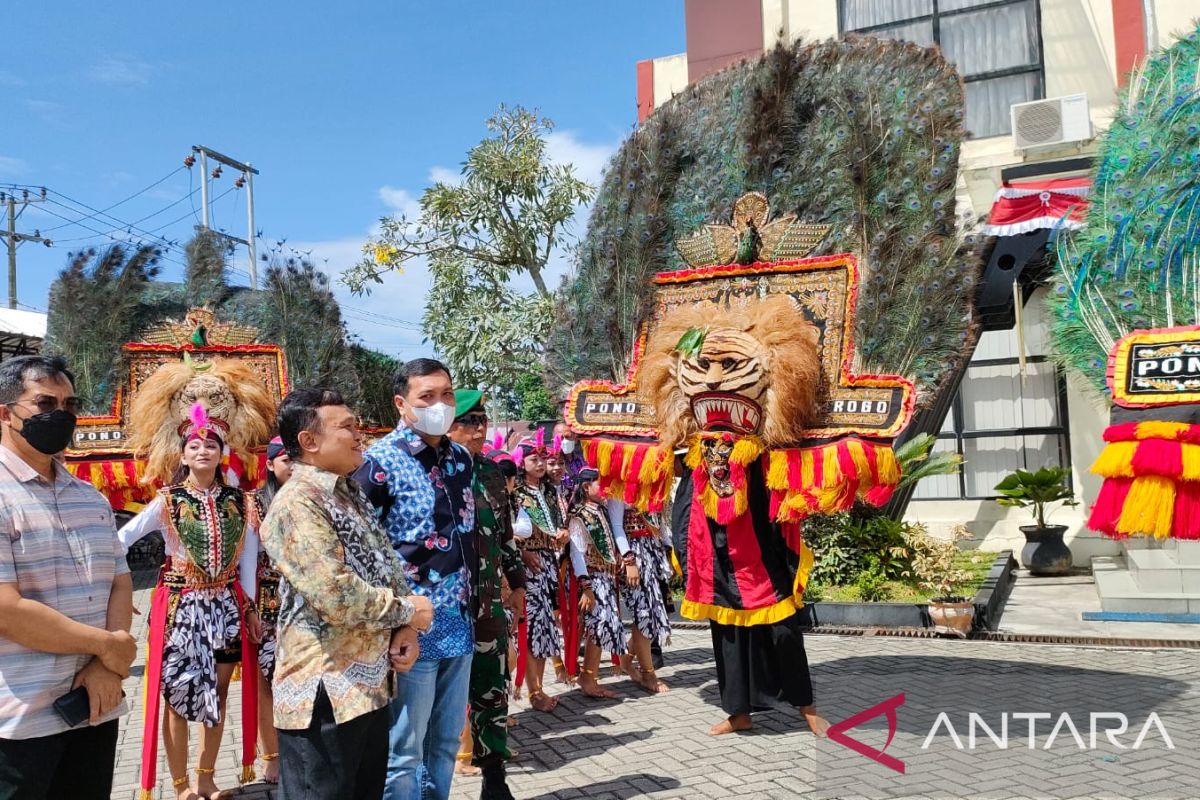 Reog Ponorogo Semarakkan Hut Ri Di Landasan Ulin Antara News