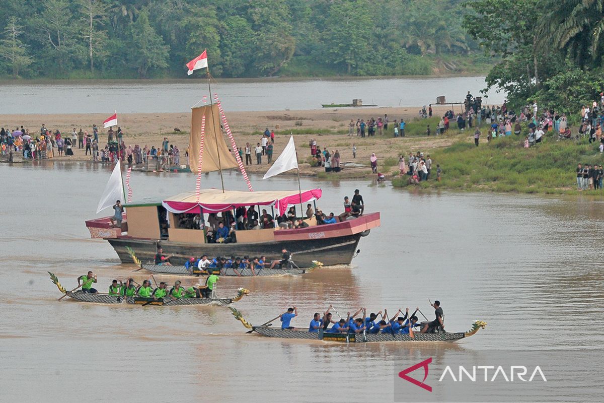 Keseruan Lomba Perahu Naga Kenduri Swarnabhumi Antara News