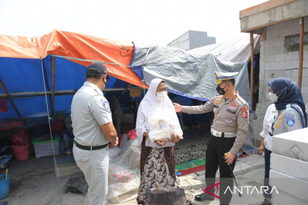 Korlantas Polri Bagikan Ratusan Paket Sembako Untuk Korban Kebakaran