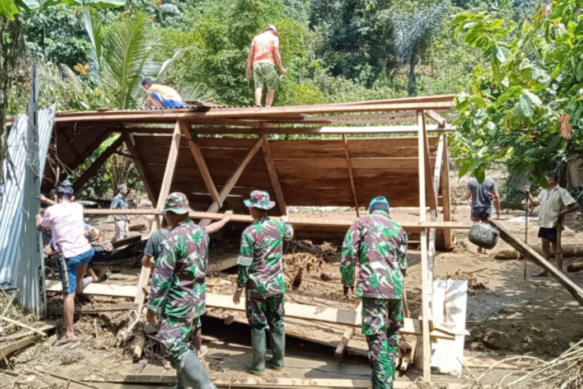 Kodim Polewali Mandar Kerahkan Personel Bantu Warga Korban Banjir