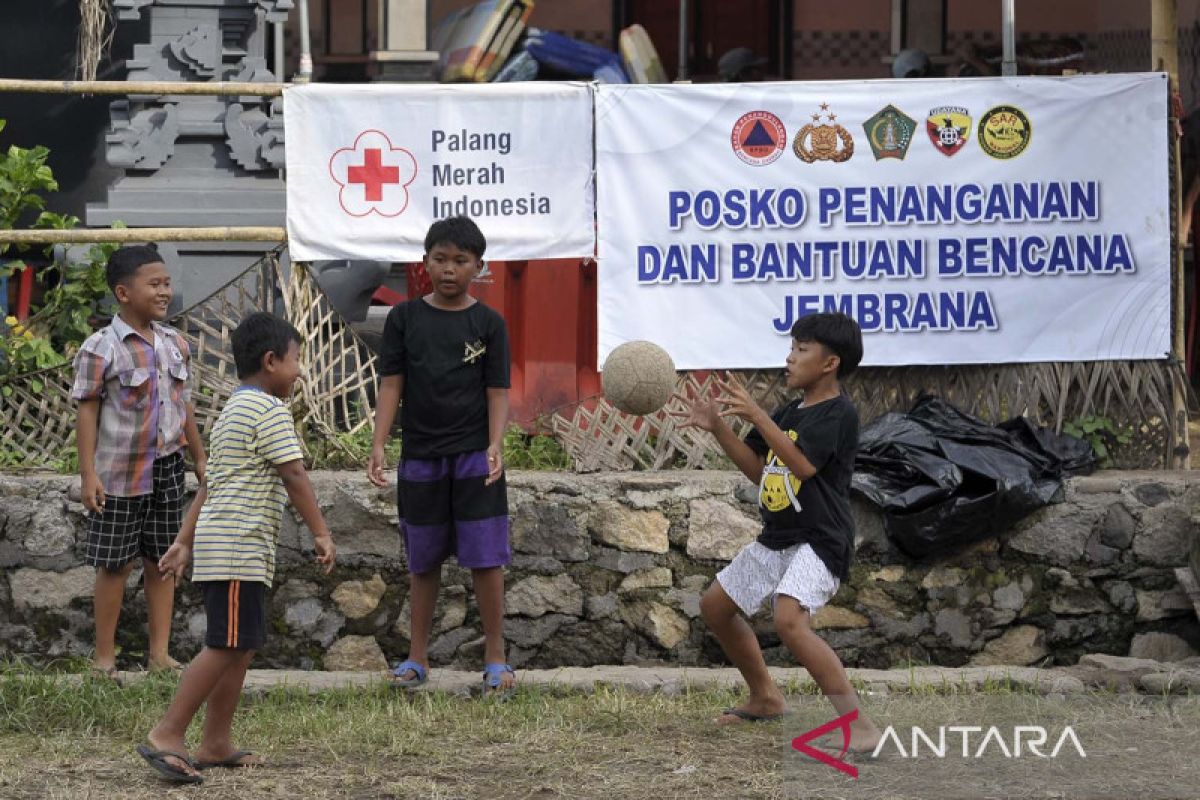 Pengungsi Bencana Banjir Bandang Di Jembrana Bali ANTARA News