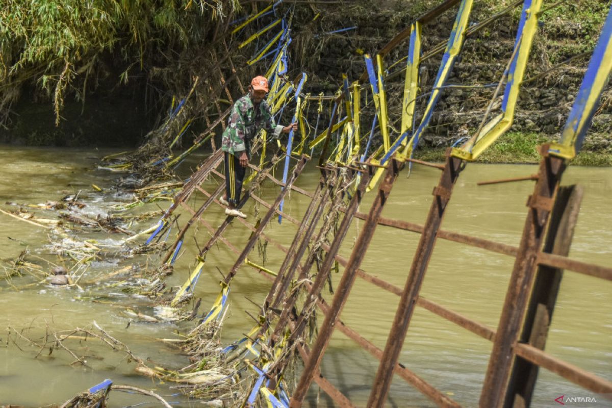 Jembatan Putus Akibat Banjir Bandang Di Ciamis Antara News