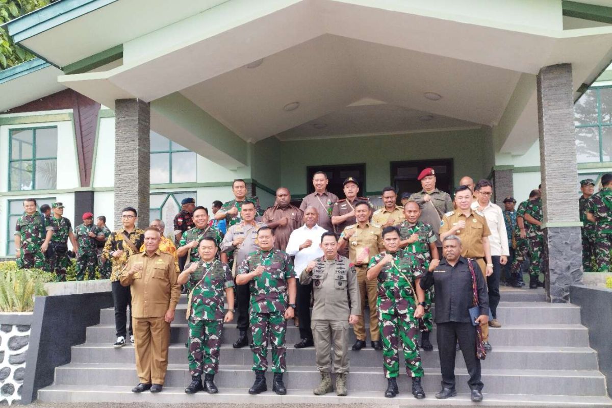 Majelis Rakyat Papua Barat Apresiasi Panglima Tni Kapolri Antara News