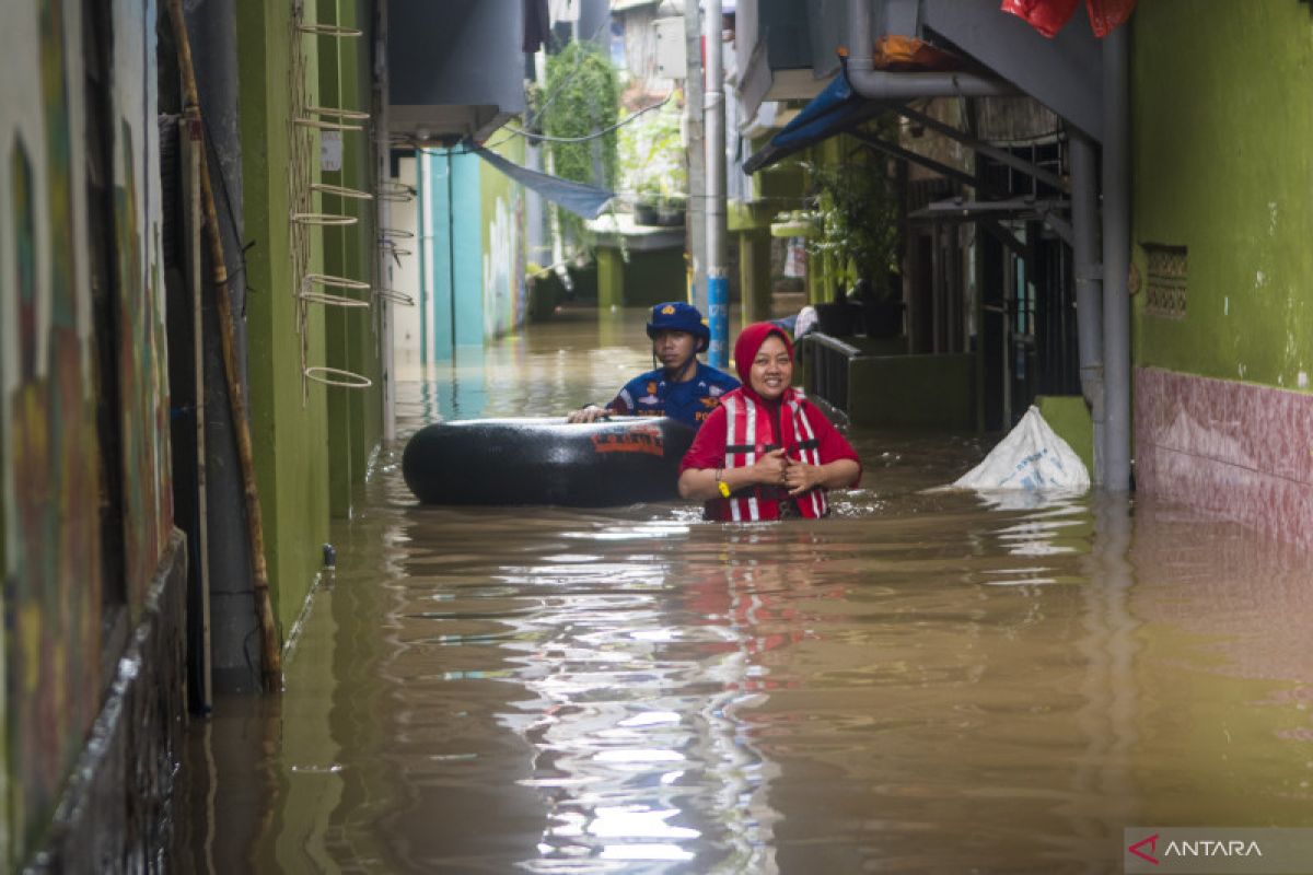 Banjir Luapan Kali Ciliwung Di Jakarta Antara News