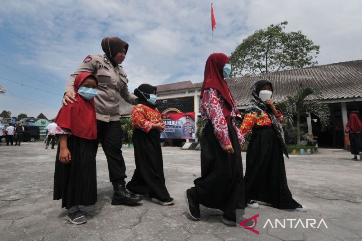 Polisi Hibur Siswa Sd Di Lereng Merapi Antara News