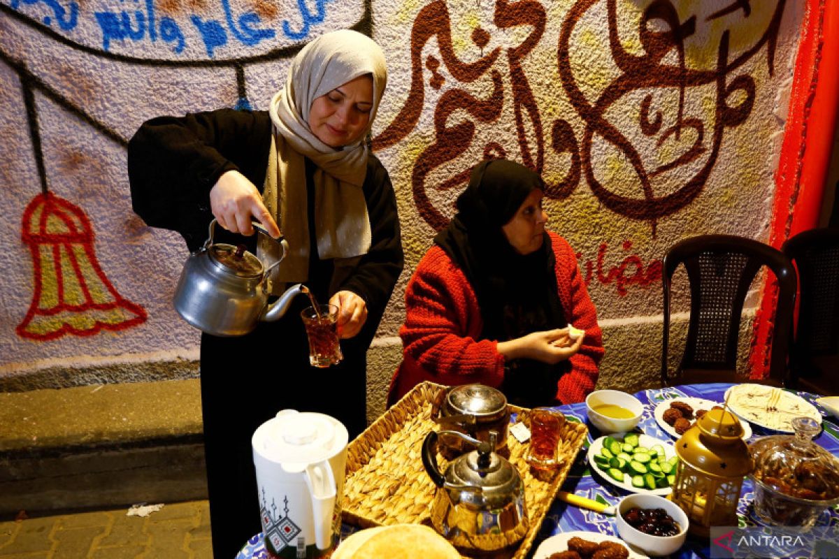 Sekelompok Pemuda Membangunkan Umat Islam Untuk Sahur Di Palestina