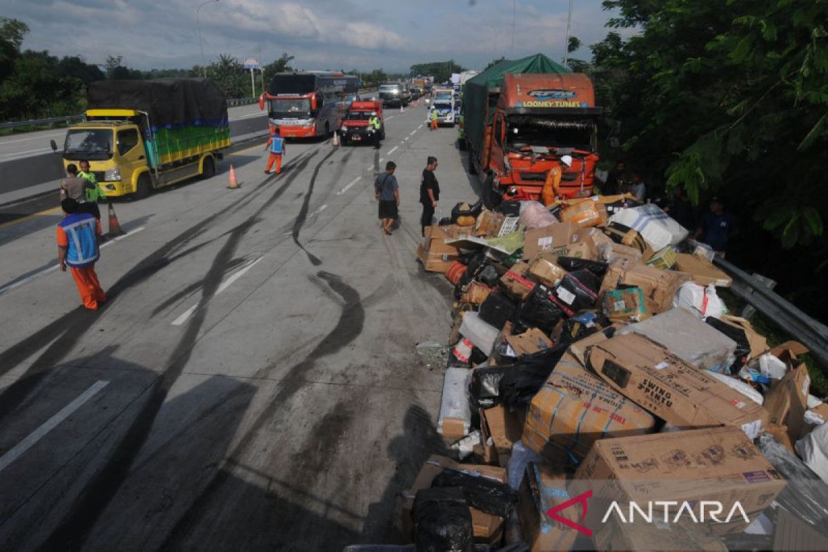 Enam Orang Tewas Dalam Kecelakaan Beruntun Di Tol Semarang Solo