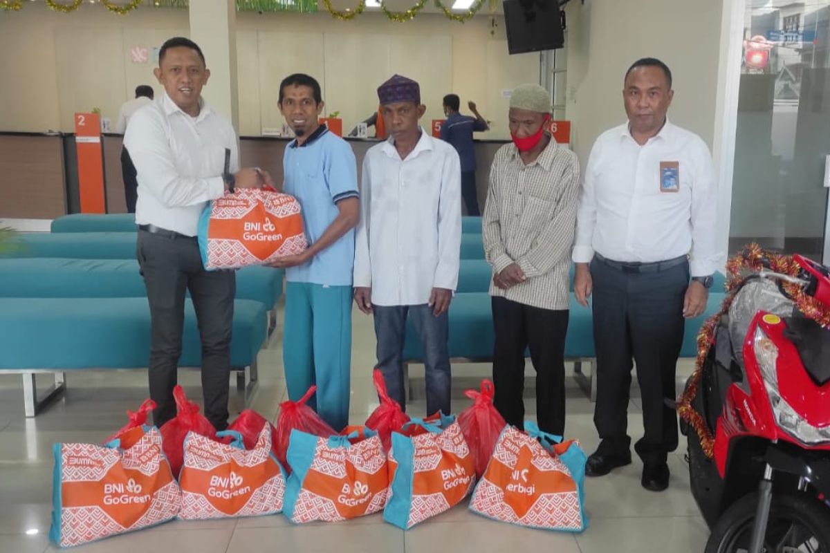 BNI Baubau Membagikan 300 Paket Sembako Jelang Idul Fitri ANTARA News