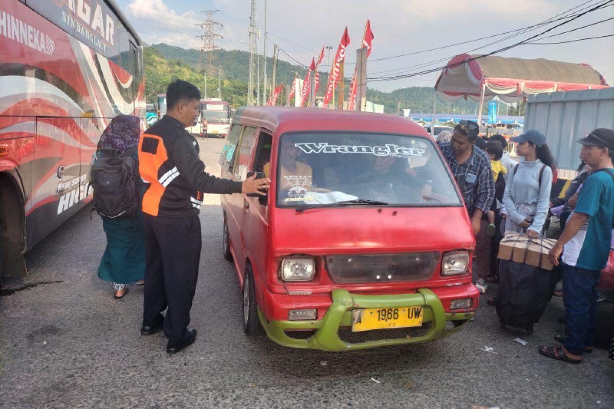 Warga Nikmati Layanan Angkutan Gratis Dari Merak Ke Stasiun Cilegon