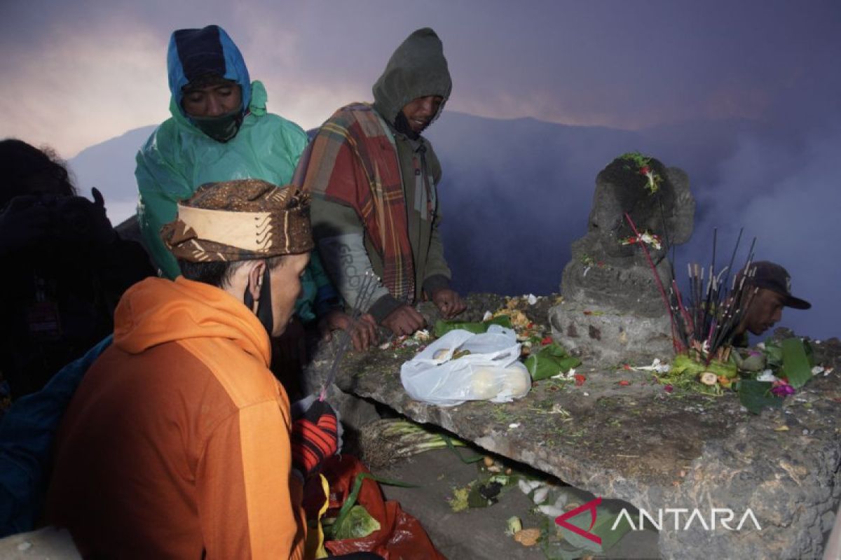 Upacara Adat Yadnya Kasada Di Gunung Bromo ANTARA News