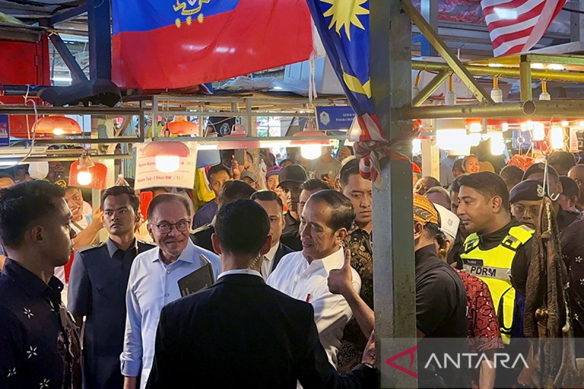 Presiden Jokowi Dan PM Anwar Blusukan Bareng Di Pasar Chow Kit