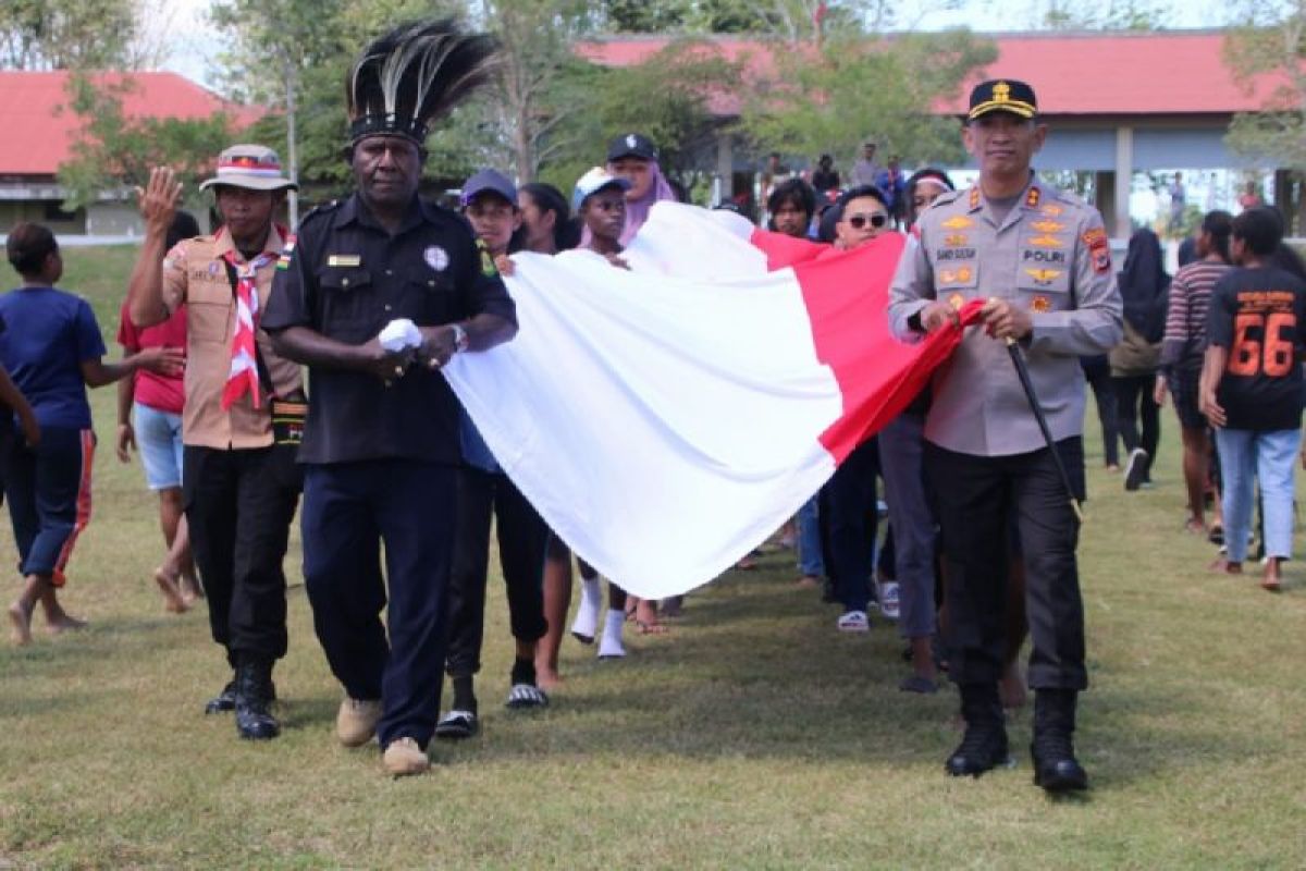 200 Warga Merauke Bentangkan Bendera Merah Putih Sepanjang 78 Meter