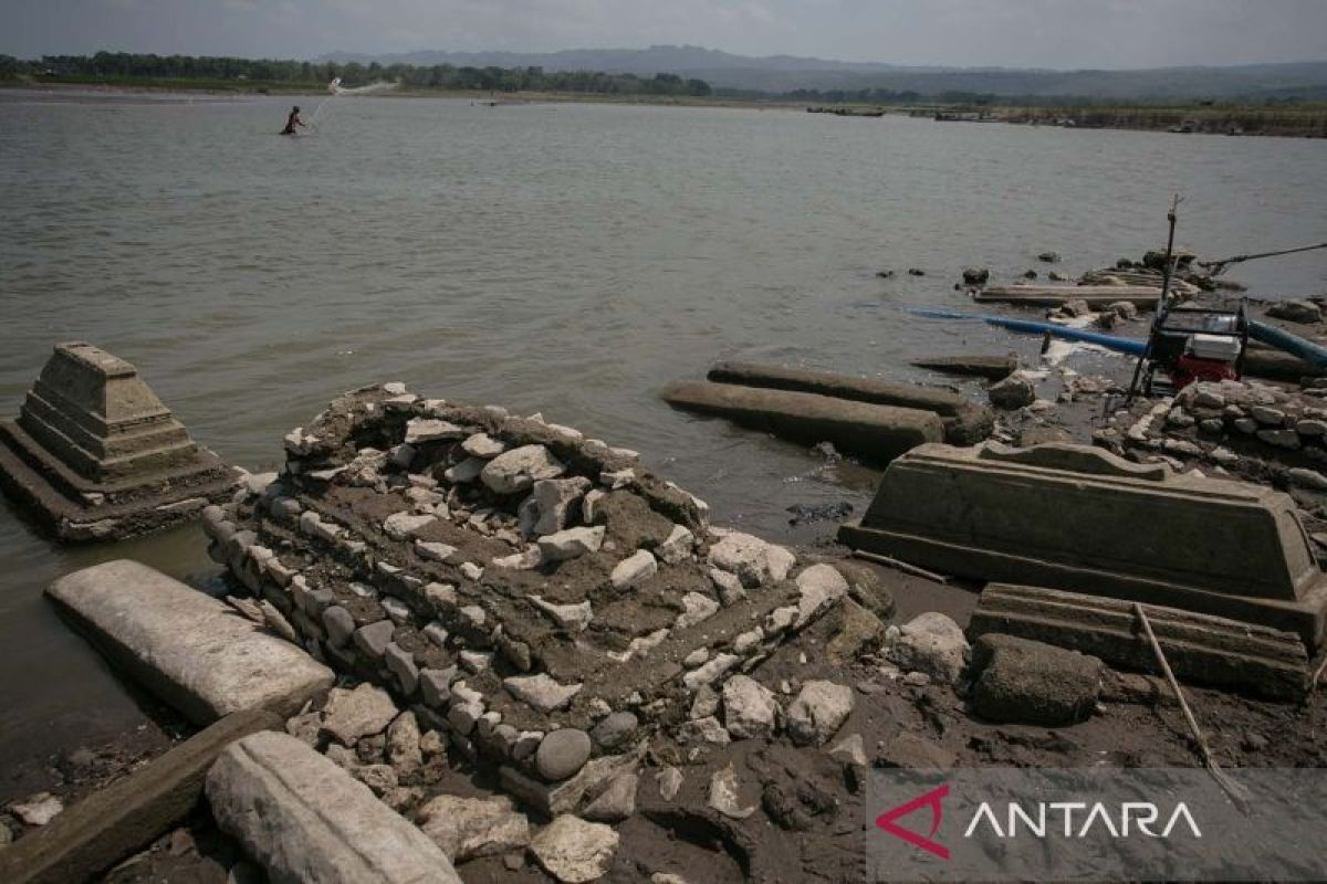 Penampakan Pemakaman Lama Di Dasar Waduk Gajah Mungkur Antara News