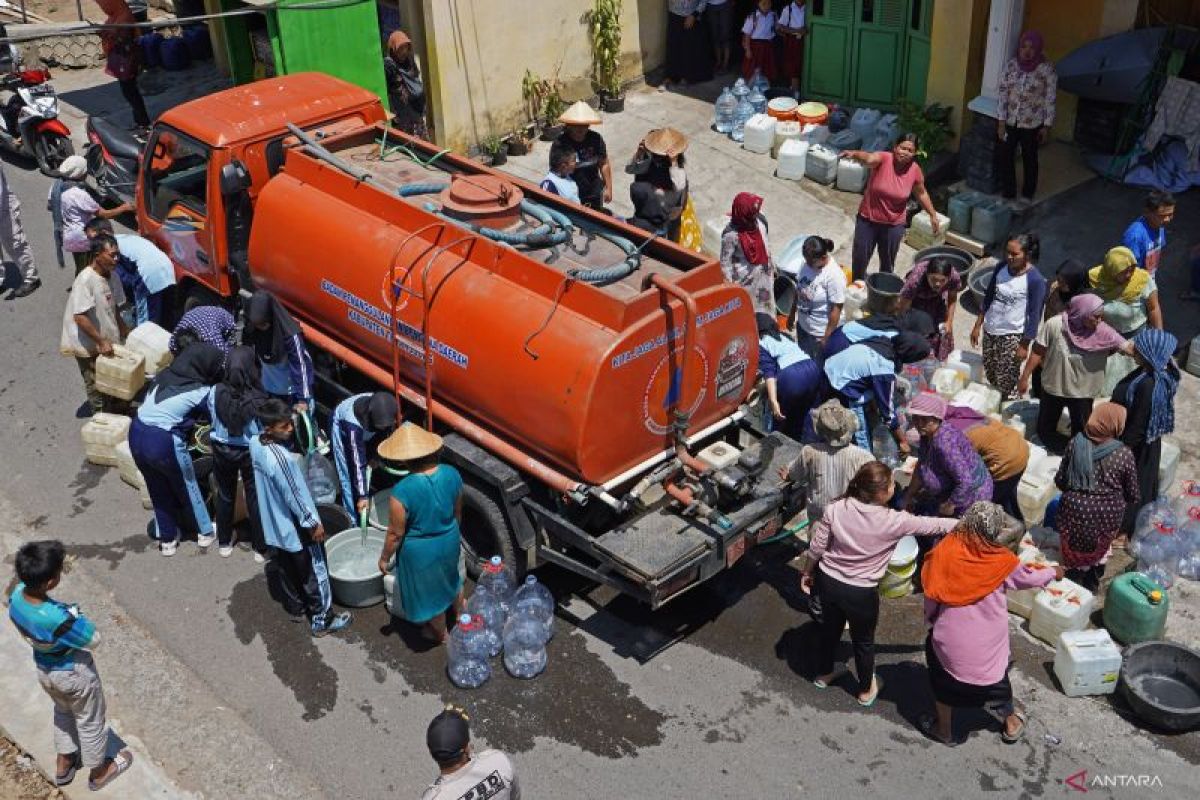 Pelajar Bantu Salurkan Bantuan Air Bersih Antara News