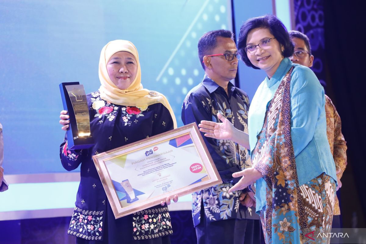 Gubernur Khofifah Raih Penghargaan Jatim Bangkit Awards 2023 ANTARA