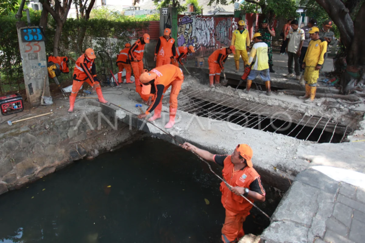 Penertiban Bangunan Di Atas Saluran Air ANTARA Sumbar