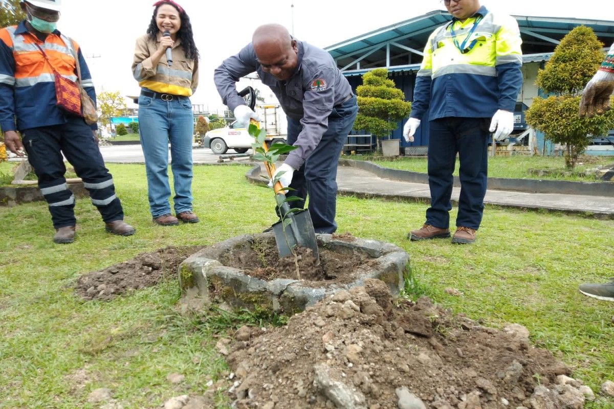 DLH Mimika Imbau Masyarakat Tak Buang Sampah Sembarangan ANTARA News