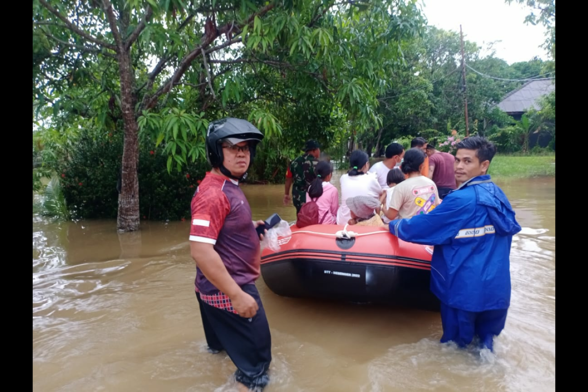 Banjir Sebabkan Sejumlah Warga Bunguran Timur Natuna Mengungsi Antara