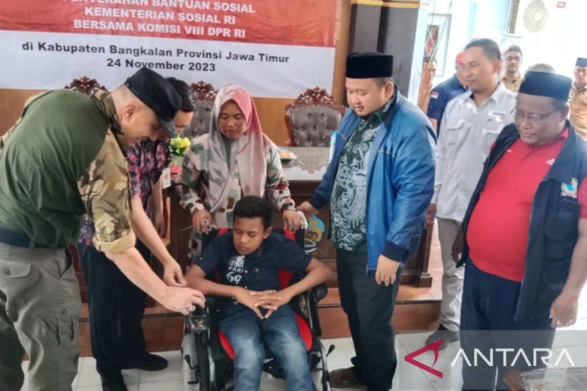 Kemensos Salurkan Bantuan Pada Penyandang Disabilitas Di Bangkalan