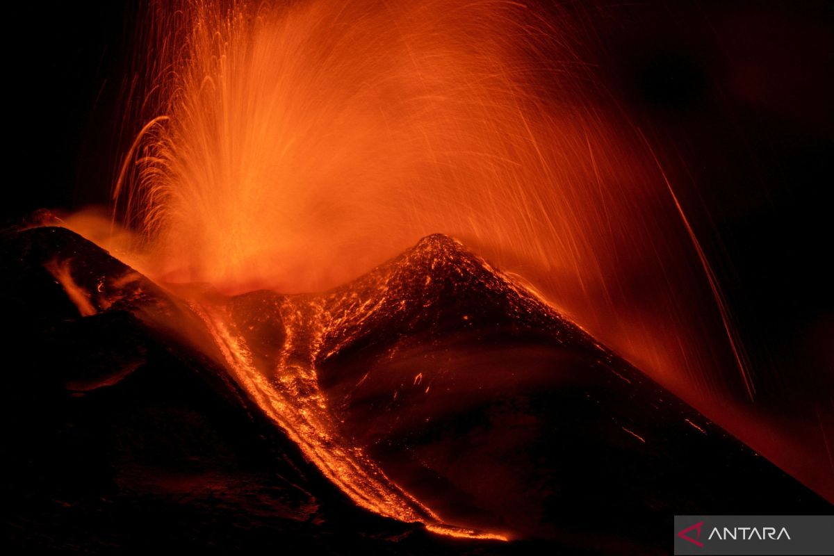 Gunung Paling Aktif Di Eropa Kembali Muntahkan Lava Pijar ANTARA News