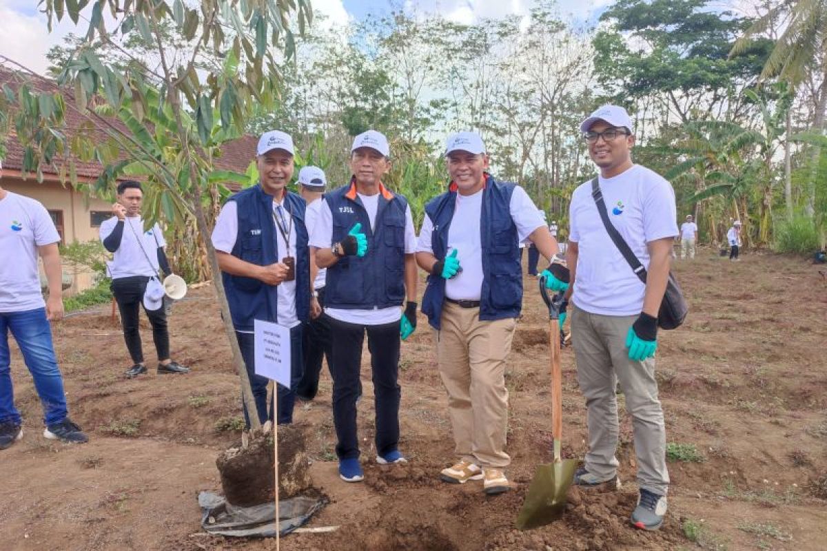 Jasa Tirta I Dan Indra Karya Kolaborasi Tanam Pohon Di Kalipare Malang