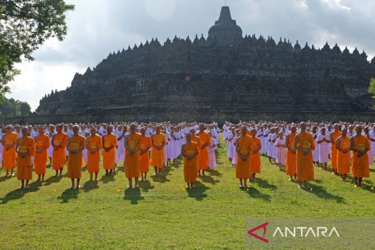 Pabbajja Samanera Sementara Di Candi Borobudur ANTARA News