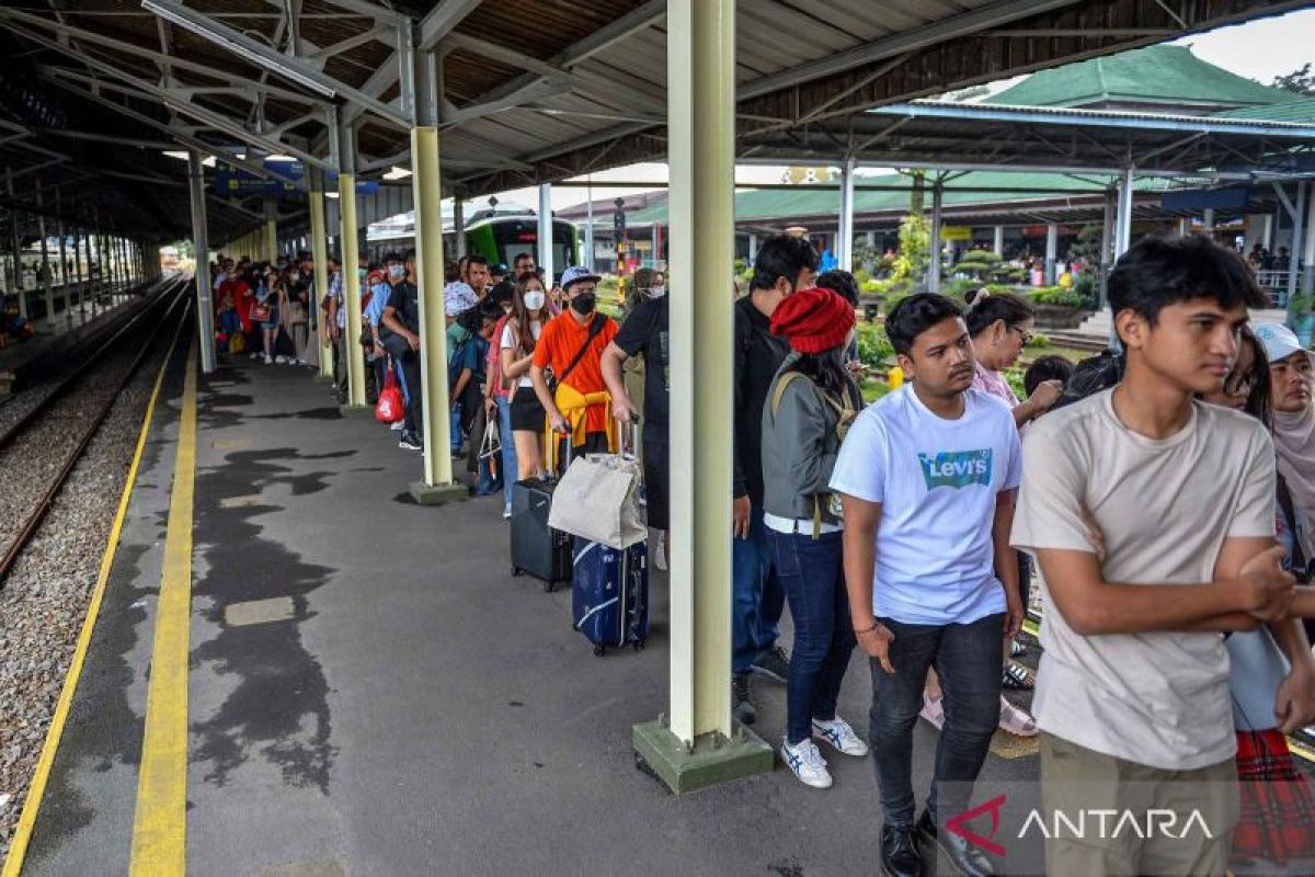 Suasana Kepadatan Penumpang Ka Di Bandung Antara News