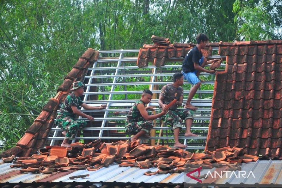 Ratusan Rumah Rusak Diterjang Puting Beliung ANTARA News